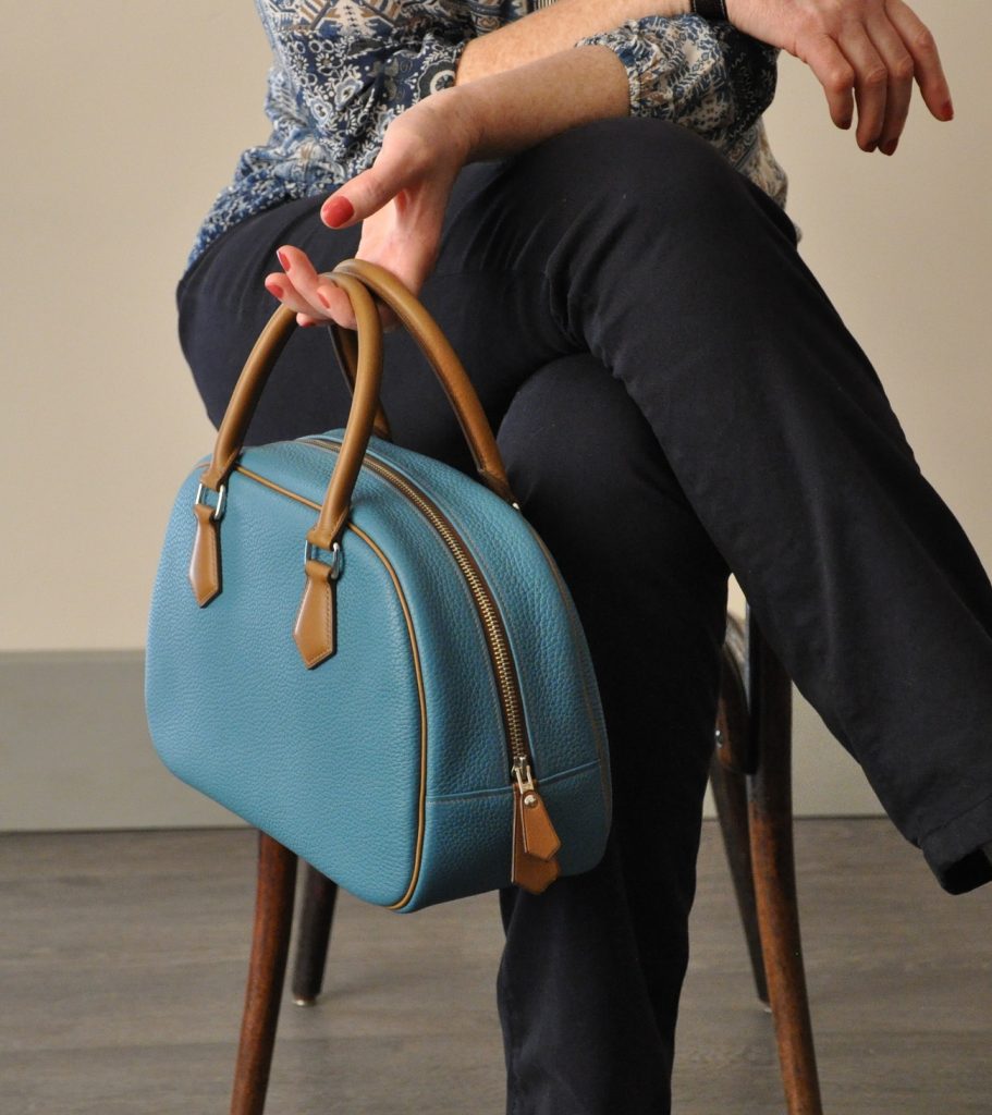 Le sac Betty est en taurillon, doublé en chevreau marron. Création et fabrication LE NOËN sellier maroquinier provence. France