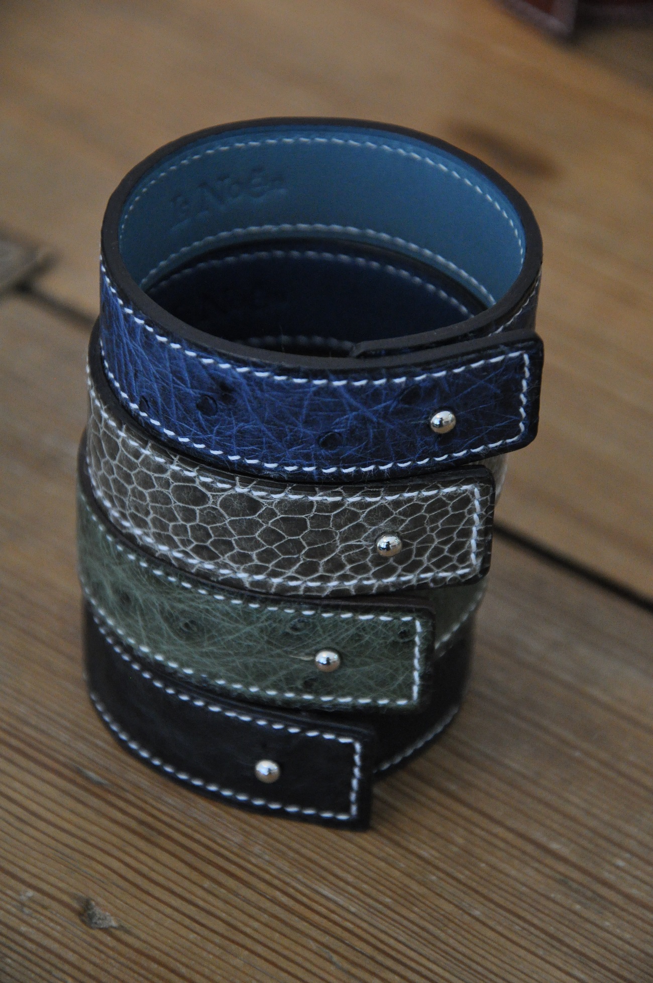 la marque LE NOËN a créé des bracelets en autruche, patte d'autruce et lézard. Le raffinement français.