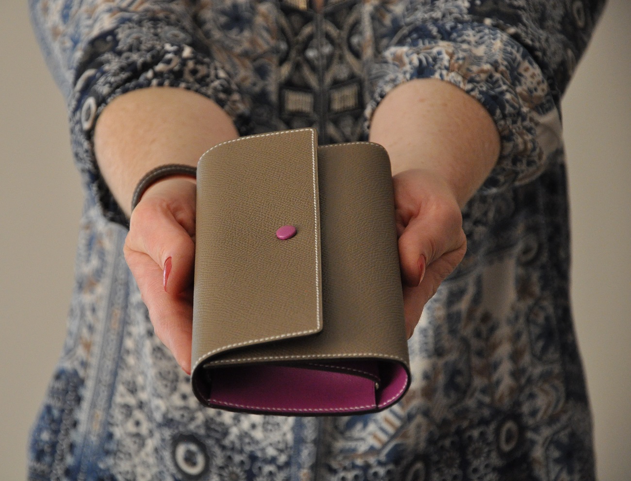 Woman's wallet created by a French leather goods. For daily using in grained calfskin. LE NOËN fashion designer.