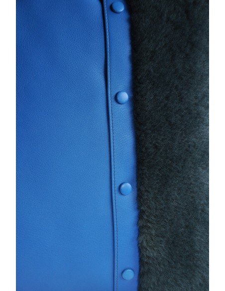 Coussin en veau bleu vif et fourrure bleue foncée.