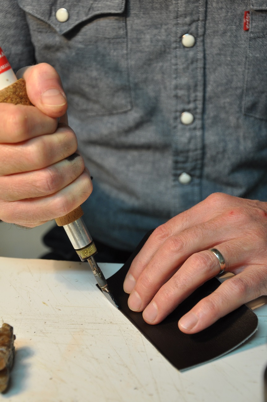 Maroquiniers artisan créateur français. Un savoir-faire issu des grandes maisons de maroquineries françaises. Le filetage des tranches est une technique de finition des tranches des cuirs, teinte et cire chauffées au filet de maroquinier.