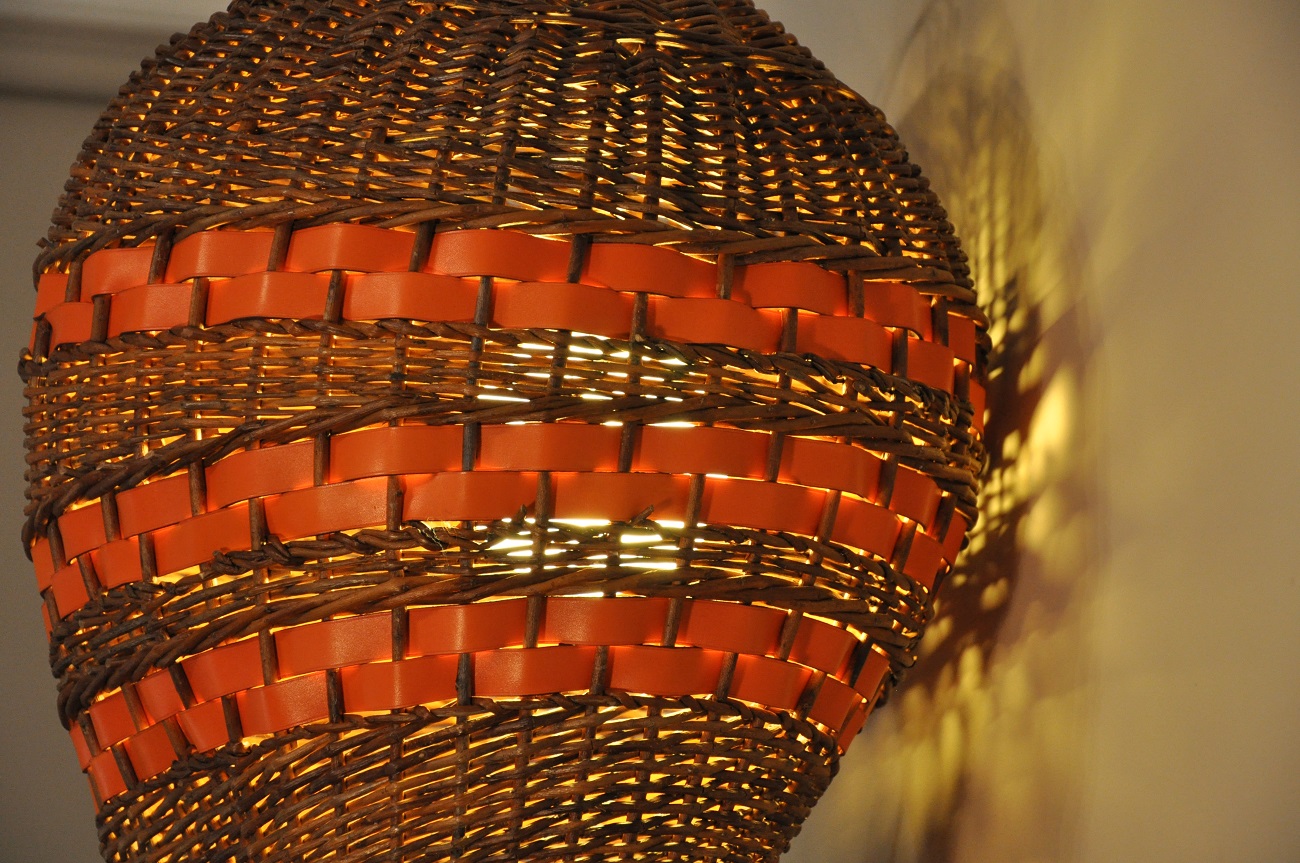 Luminaire en osier avec bandes en cuir orange finition sellier. Pièce unique grand format. Création Nancy LE NOËN sellier maroquinier France
