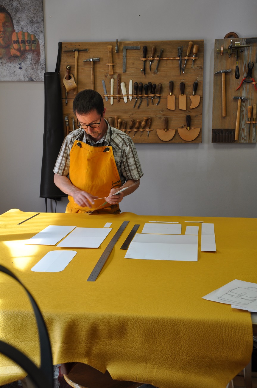 Fabrication française maroquinerie de luxe. Accessoires de mode en cuir, fait main dans notre atelier en Provence. France