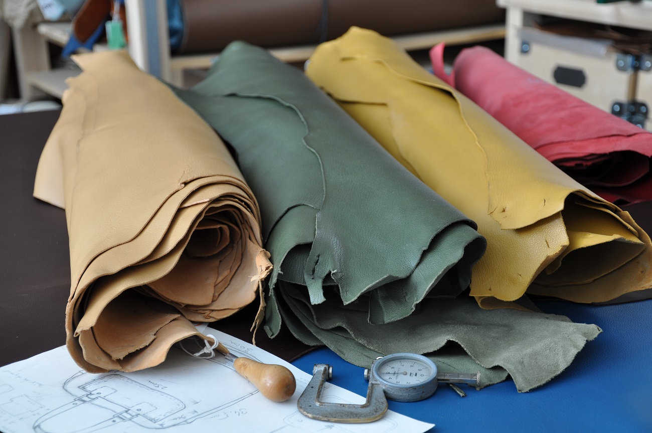 Fabrication française maroquinerie de luxe. Accessoires de mode en cuirs de veau, vachette, taurillon, chèvre, alligator, autruche, lézard... fait main dans notre atelier en France