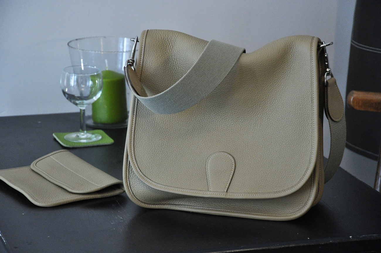 La besace Martha est fabriquée en taurillon couleur poussière, non doublée. Création et fabrication LE NOËN sellier maroquinier du luxe - France