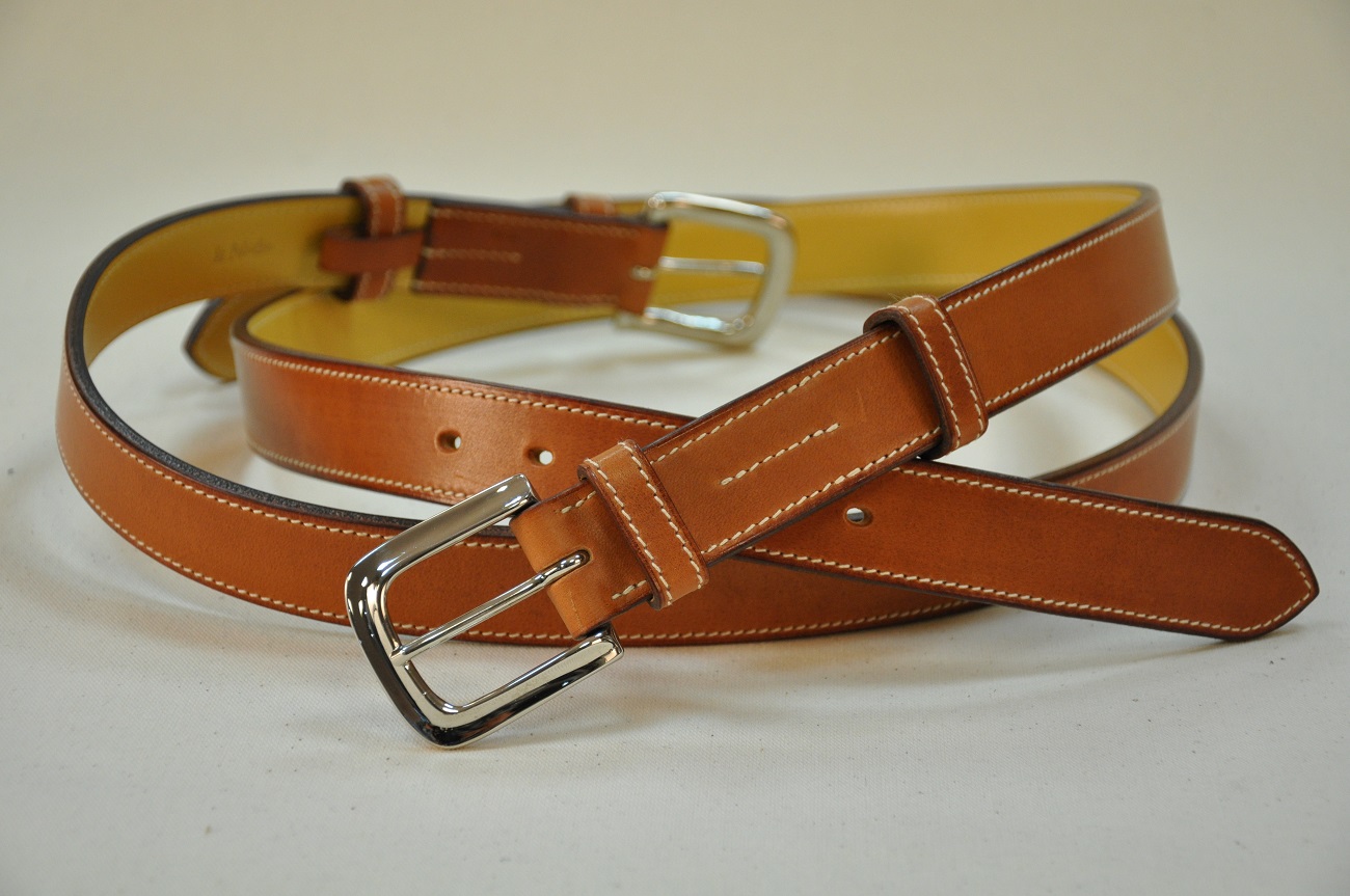 Ceintures style étrivière en vachette à tannage végétal, boucles en laiton massif finition nickelées.