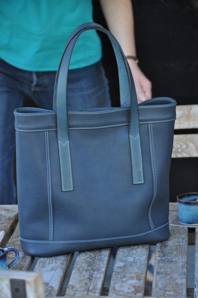 Sac pour femme en cuir, pratique et léger pour tous les jours. L'accessoire mode indispensable. Création LE NOËN selliers maroquiniers en France.
